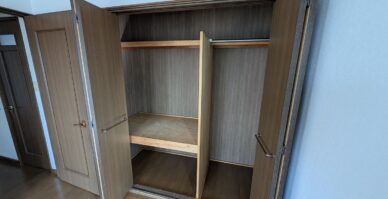 クローゼット内の壁を木目調の柄のクロスで貼替させていただきました。